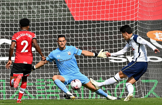 Tottenham Hotspur’s striker Son Heung-min (right) shoots past Southampton’s goalkeeper Alex McCarthy during their English Premier League match in Southampton on Sunday  (AFP photo by Justin Tallis)