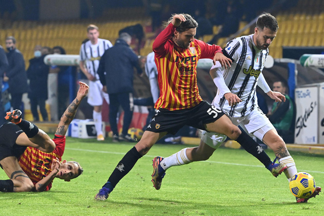 Juventus’ midfielder Aaron Ramsey (right) outruns Benevento’s midfielder Perparim Hetemaj (centre) after colliding with Benevento’s midfielder Riccardo Improta during their Italian Serie A match in Benevento, on Saturday  (AFP photo by Alberto Pizzoli)
