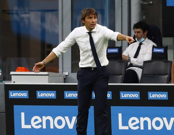 Internazionale coach Antonio Conte issues instructions to his players against Brescia Calcio during their Serie A match in Milan, Italy, on July 1  (AFP photo by Marco Luzzani)