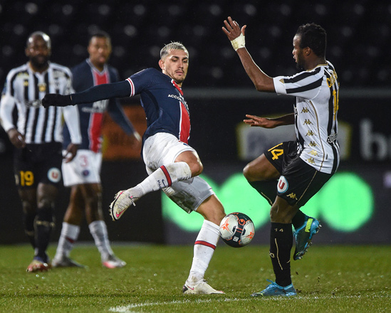 Paris Saint-Germain’s midfielder Leandro Paredes (left) vies for the ball with Angers’ midfielder Lassana Coulibaly during their French L1 match in Angers, on Saturday  (AFP photo by Jean-Francois Monier)