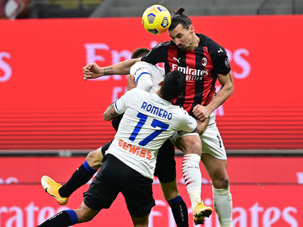  AC Milan’s Swedish forward Zlatan Ibrahimovic goes for a header against Atalanta Bergamo during their Italian Serie A match in Milan on Saturday (AFP photo by Miguel Medina)