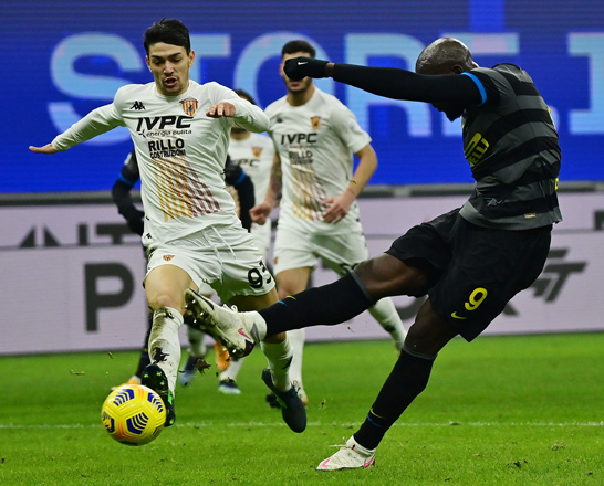 Inter Milan’s Belgian forward Romelu Lukaku (right) shoots to score against Benevento during their Italian Serie A match in Milan on Saturday  (AFP photo by Miguel Medina)