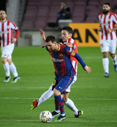 Athletic Bilbao’s Spanish midfielder Mikel Vesga (right) challenges Barcelona’s Argentinian forward Lionel Messi during their Spanish league match in Barcelona on Sunday (AFP photo by Lluis Gene)