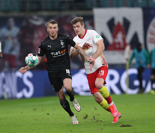 Moenchengladbach’s German defender Louis Jordan Beyer (left) and Leipzig’s Norwegian forward Alexander Sorloth vie for the ball during their German first division Bundesliga match in Leipzig on Saturday (AFP photo by Ronny Hartmann)
