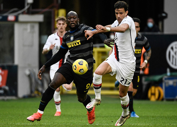 Inter Milan’s Belgian forward Romelu Lukaku and Genoa’s Serbian midfielder Ivan Radovanovic (right) vie for the ball during their Italian Serie A match in Milan on Sunday (AFP photo by Filippo Monteforte)