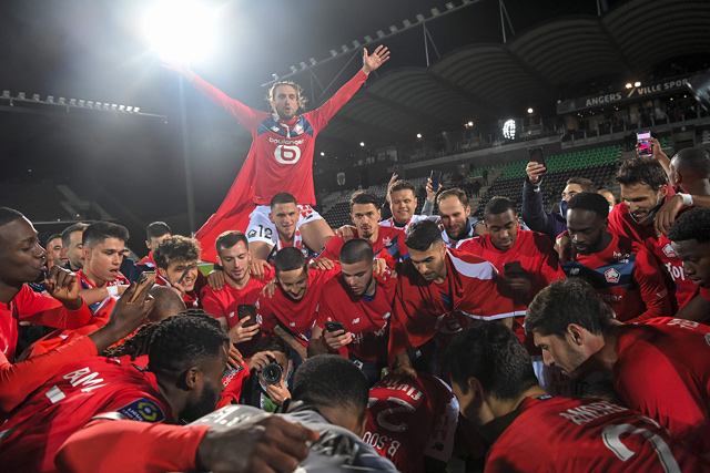 Lille’s players celebrate after winning the French L1 match against Angers SCO in Angers on Sunday  (AFP photo by Loic Venance)