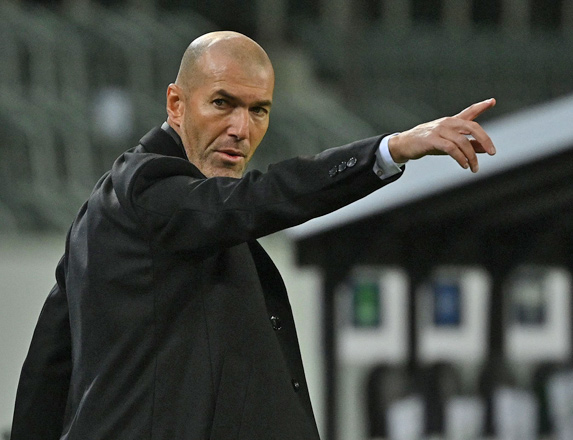 Real Madrid’s French coach Zinedine Zidane reacts against Borussia Moenchengladbach from the sidelines during their UEFA Champions League group B match in Moenchengladbach, Germany, on October 27, 2020 (AFP photo by Ina Fassbender)