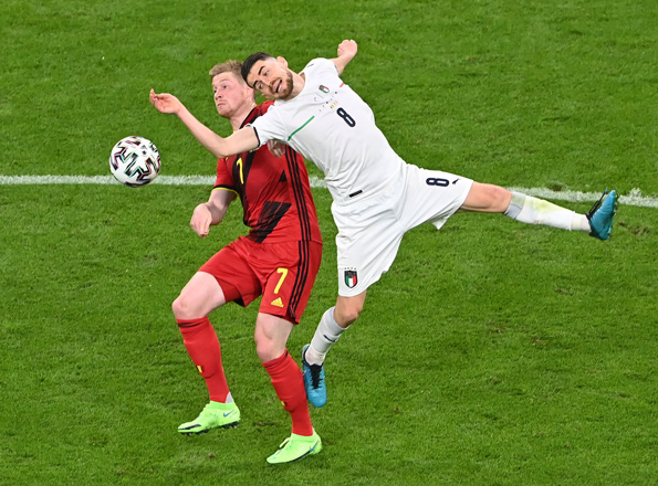 Belgium’s midfielder Kevin De Bruyne battles with Italy’s midfielder Jorginho (right) during the UEFA Euro 2020 quarter-final match in Munich on Friday (AFP photo by Stuart Franklin)
