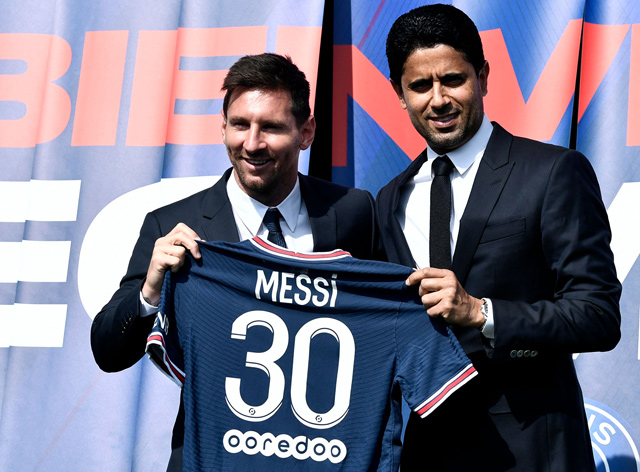 Paris Saint-Germain’s (PSG) Qatari President Nasser Al Khelaifi (right) poses along side Argentinian football player Lionel Messi as he holds-up his number 30 shirt during a press conference at the French football club PSG Parc des Princes Stadium in Paris on Wednesday (AFP photo by Stephane De Sakutin)