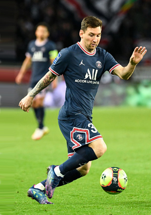 Paris Saint-Germain’s Argentinian forward Lionel Messi controls the ball against Lille during their French L1 match in Paris on Friday (AFP photo by Bertrand Guay)