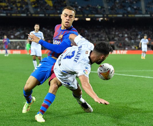 Barcelona’s US defender Sergino Dest (left) vies with Alaves’ Spanish defender Ruben Duarte during their Spanish League match in Barcelona on Saturday (AFP photo by Pau Barrena)
