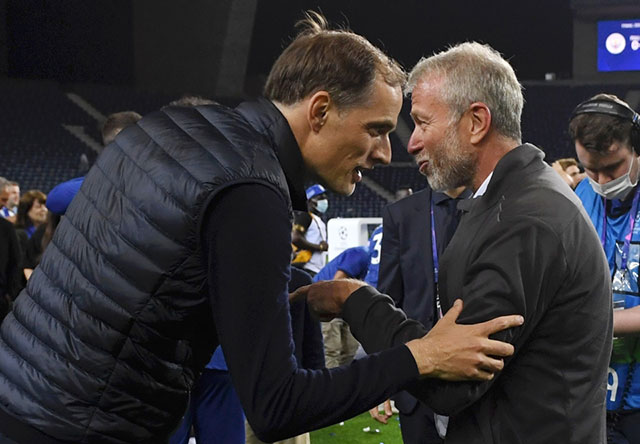 German coach Thomas Tuchel (left) talks to Chelsea boss, rich Russian businessman Roman Abramovich (AFP photo)