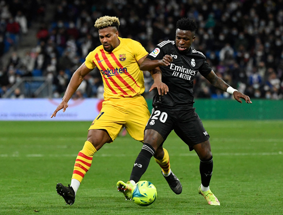  Barcelona’s Spanish forward Adama Traore (left) vies with Real Madrid’s Brazilian forward Vinicius Junior during their Spanish League match in Madrid on Sunday (AFP photo by Pierre-Philippe Marcou)
