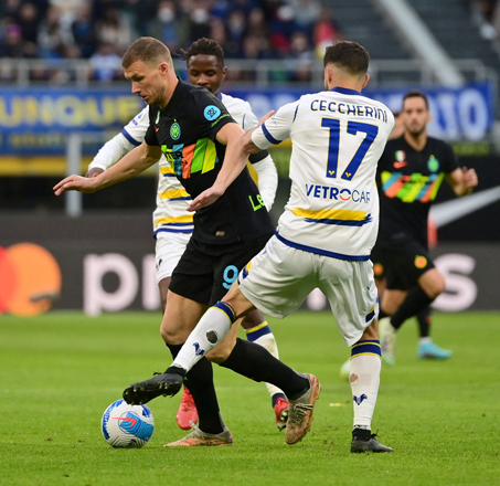 Inter Milan’s Bosnian forward Edin Dzeko vies with Hellas Verona’s Italian defender Federico Ceccherini during their Italian Serie A match in Milan on Saturday (AFP photo by Miguel Medina)