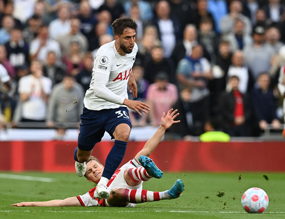  Tottenham Hotspur’s midfielder Rodrigo Bentancur (left) skips past Arsenal’s defender Rob Holding during their English Premier League match in London, on Thursday (AFP photo by Glyn Kirk)