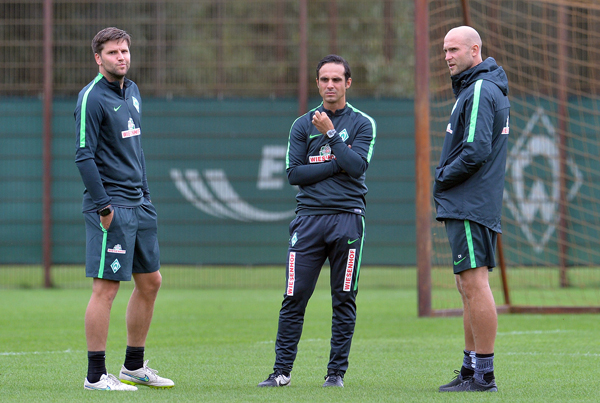 Alexander Nouri (centre), new interim coach of German first division Bundesliga football club Werder Bremen, goalkeeper headcoach Christian Vander (right) and co-coach Florian Bruns attend a training session in Bremen on Monday (AFP photo by Carmen Jaspersen)