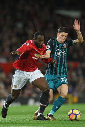 Manchester United’s Belgian striker Romelu Lukaku vies with Southampton’s Danish midfielder Pierre-Emile Hojbjerg (right) during their English Premier League match in Manchester, England, on Saturday  (AFP photo by Oli Scarff)