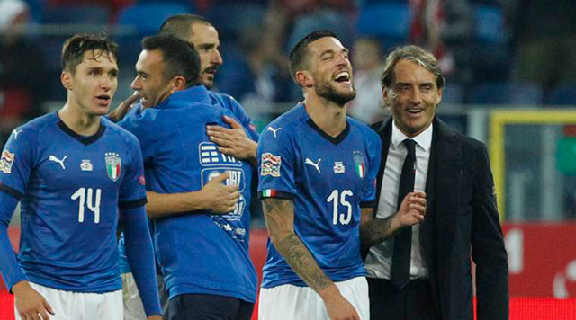 Improvement on the pitch has helped Italy  coach Roberto Mancini (right) begin to win back support  for the team  (AFP photo)