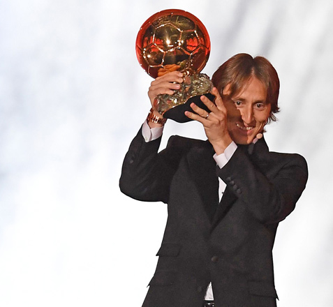 Real Madrid’s Croatian midfielder Luka Modric brandishes the trophy after receiving the 2018 FIFA Men’s Ballon d’Or award for best player of the year during the 2018 FIFA Ballon d’Or award ceremony at the Grand Palais in Paris on Monday (AFP photo by Franck Fife)