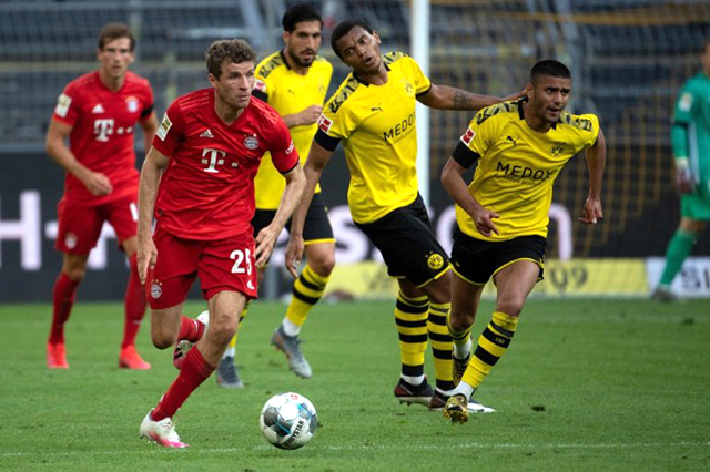 Bayern Munich's German forward Thomas Mueller runs with the ball during their German first division Bundesliga football match against Borussia Dortmund on Tuesday in Dortmund, Germany (AFP photo by Federico Gambarini)