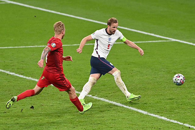 England's forward Harry Kane (right) shoots to score against Denmark during their UEFA Euro 2020 semifinal match in London on Wednesday (AFP photo by Justin Tallis)