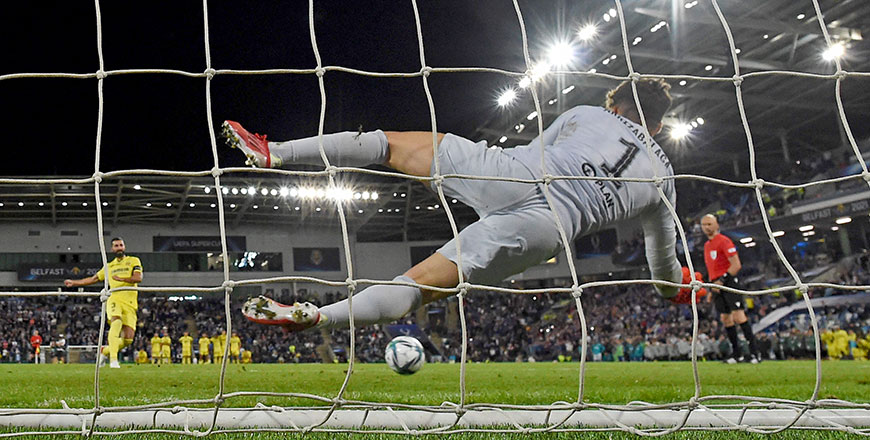 Chelsea's Spanish goalkeeper Kepa Arrizabalaga dives to save the penalty of Villarreal's Spanish defender Raul Albiol (left) to win the penalty shoot out and win the presentation ceremony after Chelsea won the UEFA Super Cup match in Belfast on Wednesday (AFP photo by Paul Ellis)