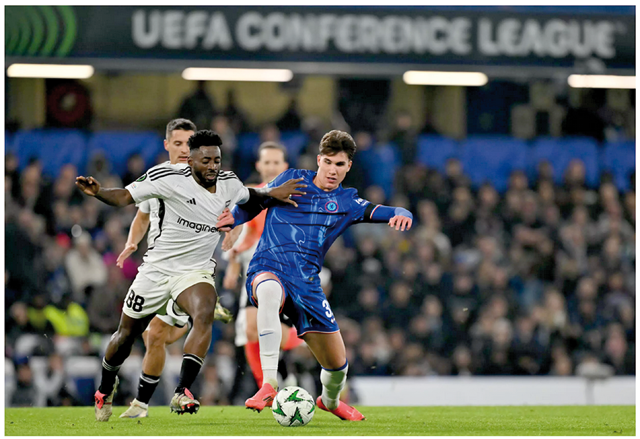 Chelsea midfielder Cesare Casadei (Right) battles for the ball in the UEFA Conference League (AFP photo)