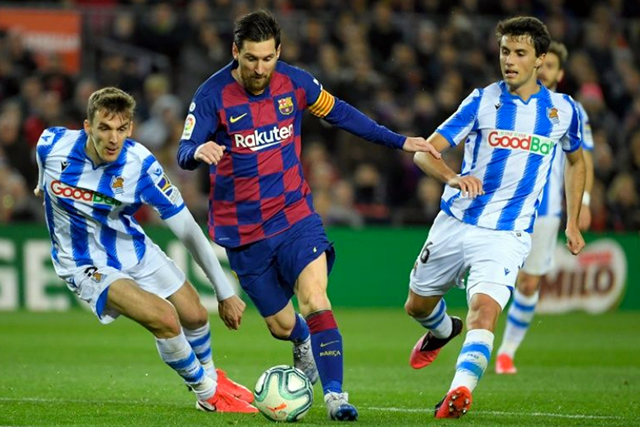 Lionel Messi (middle) and the Barcelona football team have taken a short term pay cut (AFP photo by Lluis Gene)