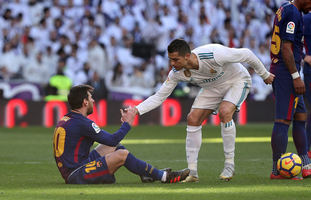 Cristiano Ronaldo helping Barcelona’s Lionel Messi get back to his feet during a match at Santiago Benabeu Stadium in Madrid on December 23, 2017 (Reuters photo)