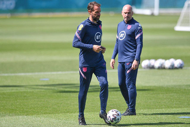 England's coach Gareth Southgate oversees a training session at St George's Park (AFP photo)