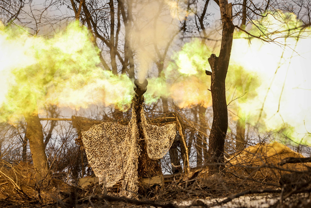 This handout photograph taken on February 28, 2025 and released on March 3, 2025 by the press service of the 24th Mechanized Brigade of Ukrainian Armed Forces, shows Ukrainian servicemen firing a M109 155mm self-propelled howitzer towards Russian positions at an undisclosed location near Chasiv Yar, Donetsk region (AFP photo)