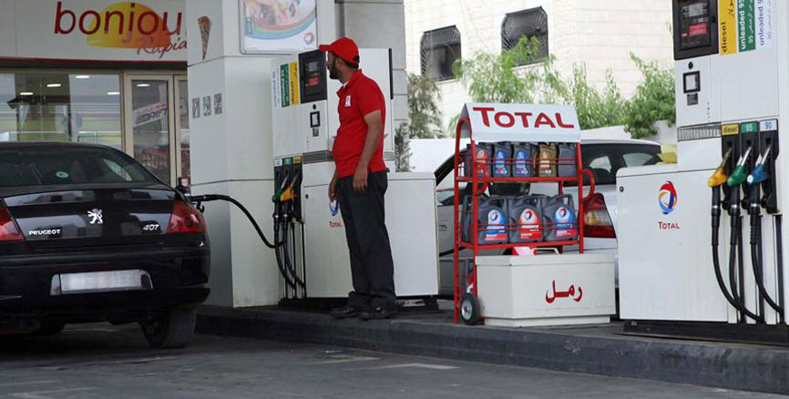 A worker fills a car tank with gasoline in this undated photo in Amman (JT photo)