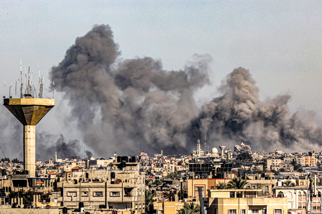 Smoke billows from Israeli bombardment over Khan Yunis from Rafah in the southern Gaza Strip on Saturday (AFP photo)