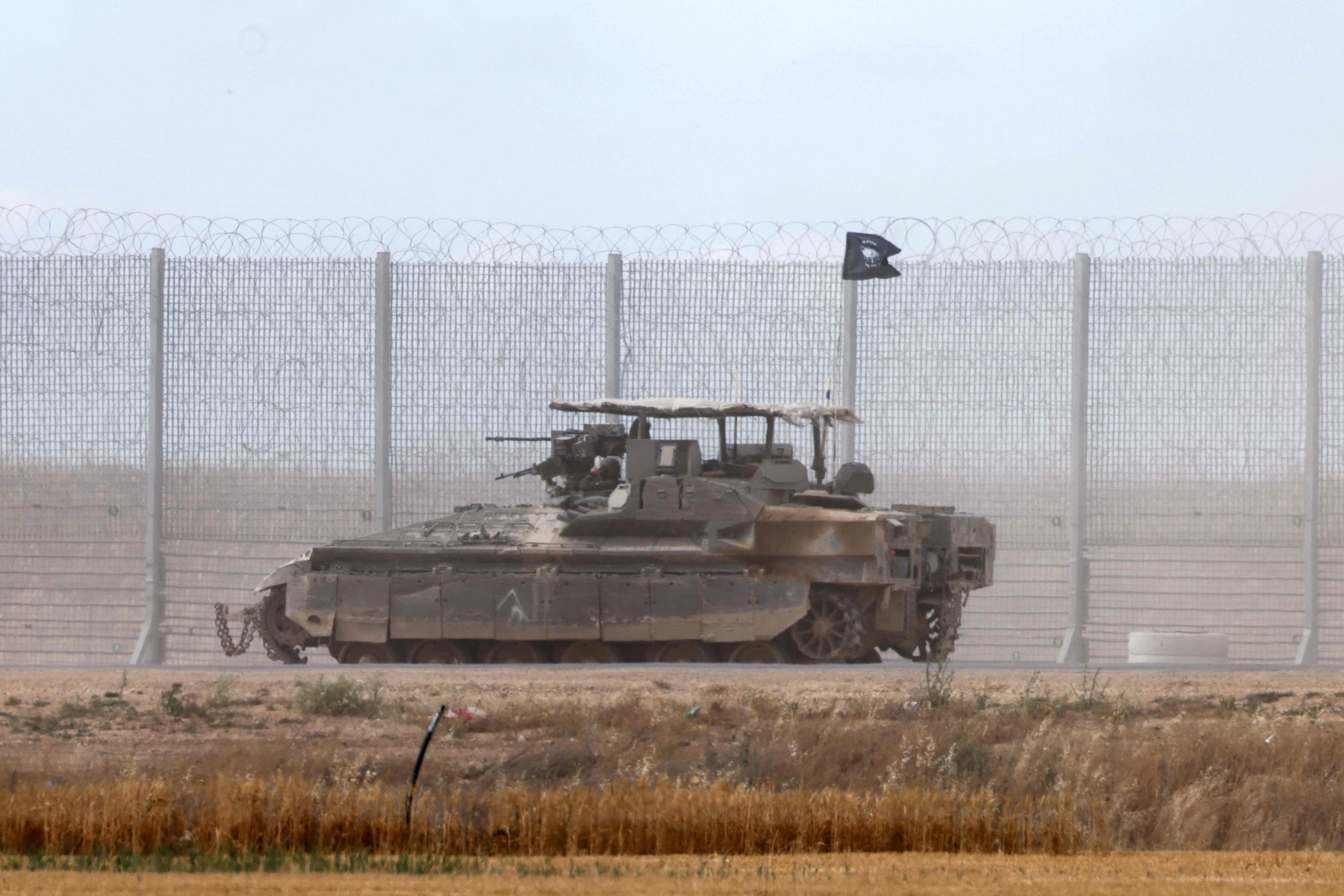 An Israeli tank takes position on Israel's border with the Gaza Strip on May 4, 2025. Israel was issuing orders to call up tens of thousands of reservists ahead of an expanded offensive in Gaza, Israeli media reported on May 3 (AFP photo)