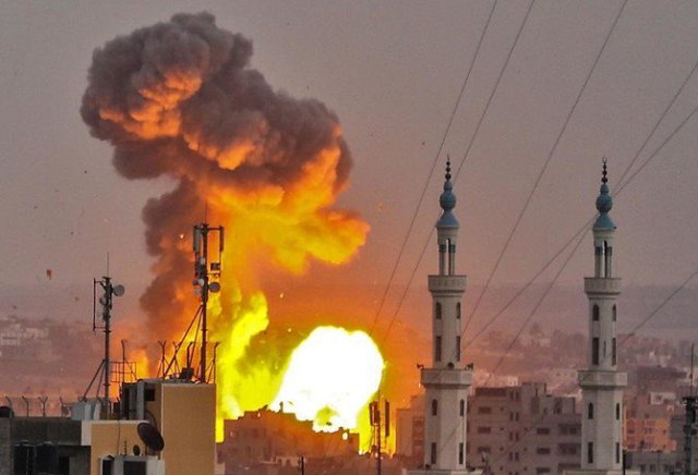 A picture taken on July 20, 2018 shows a fireball exploding in Gaza City during Israeli bombardment (AFP photo)