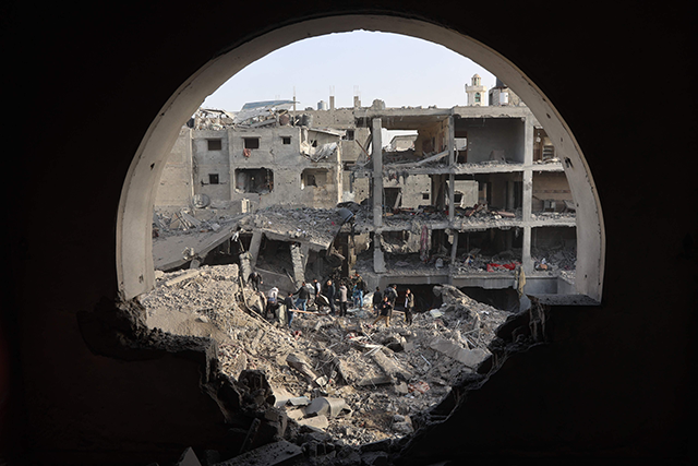 Palestinians inspect the damage in Gaza City's al-Zaitoun neighbourhood on December 26, 2024 (AFP photo)