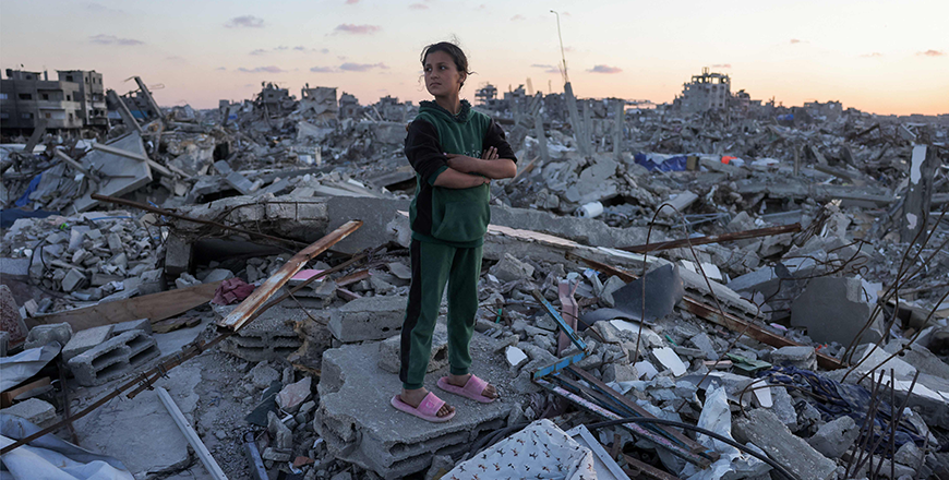 A girl stands amidst rubble in Jabalia in the northern Gaza Strip on April 14, 2025. Israel said on April 12 that it planned to expand its military offensive in Gaza after seizing a new corridor as part of a broader effort to take large parts of the war-battered Palestinian territory (AFP photo)
