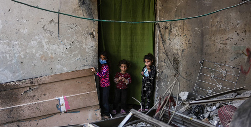 Palestinian children check the site of an Israeli strike in Jabalia, in the northern Gaza Strip, on May 14, 2025 (AFP photo)