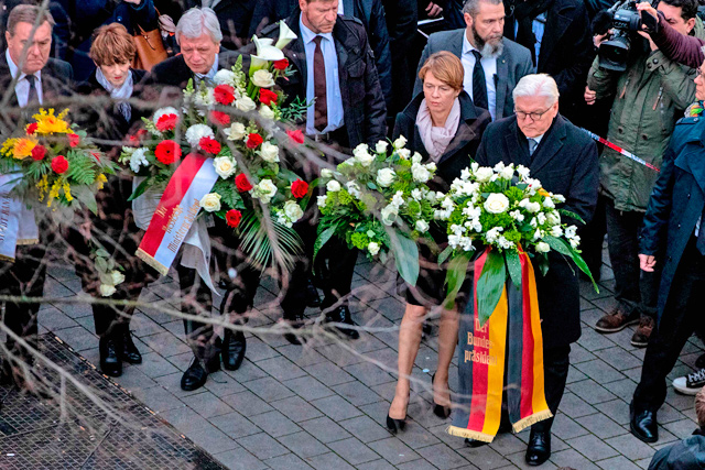 German President Frank-Walter Steinmeier and his wife Elke Buedenbender lay a wreath of flowers close to a crime scene in Hanau, near Frankfurt am Main, western Germany, on Thursday, after at least nine people were killed in two shootings late on Wednesday (AFP photo)