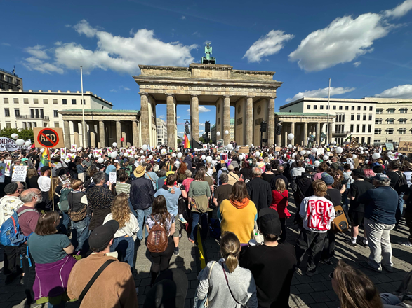 People take part in a demonstration for the ban of the far-right support from the Alternative for Germany (AfD) party at the Brandeburg Gate in Berlin on May 11, 2025 (AFP photo)