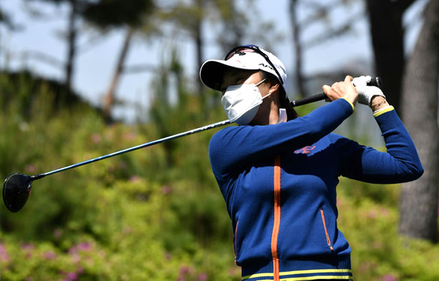 South Korea’s Lee Soo-jin tees off in a face mask during a practice round Wednesday for the KLPGA Championship at Lakewood Country Club in Yangju,  Seoul (AFP photo by Jung Yeon-je)
