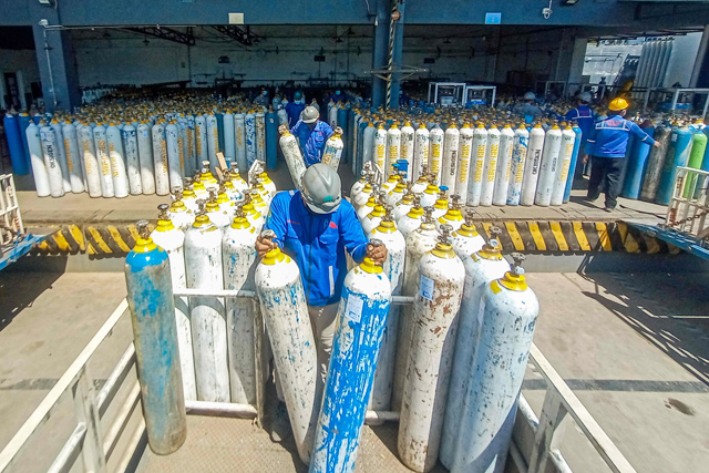 Workers for an oxygen supplies company prepare cylinders for distribution in Semarang, central Java on Tuesday, amid a surging demand for oxygen amid a record spike of COVID-19 coronavirus infections including the Delta variant (AFP photo)