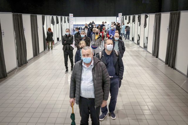 Bosnian citizens queue to receive a dose of the AstraZeneca Covid-19 vaccine at one of Belgrade's vaccination centre on March 28 (AFP photo)