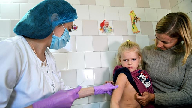 A nurse injects a measles vaccine into a girl in a paediatric polyclinic in Kiev on January 15, 2018 (AFP photo by Sergei Supinsky)