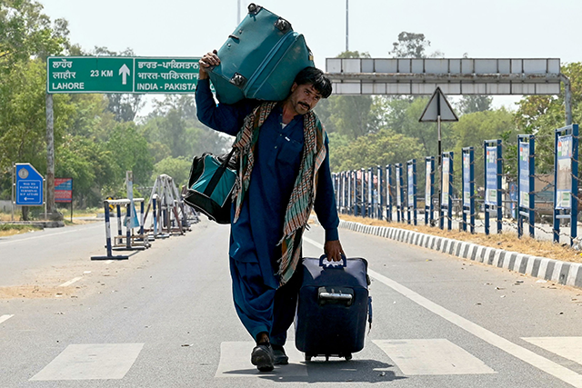 An Indian citizen returns from Pakistan through the India-Pakistan Wagah border post, about 35 km from Amritsar on April 28, 2025, after Islamabad revoked visas of Indian nationals in response to New Delhi's withdrawal of visas for Pakistani (AFP photo)