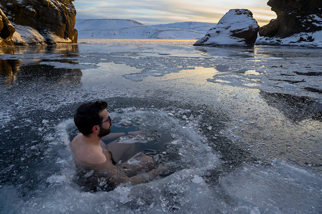 A participant baths in the waters of an ice-covered lake in southwestern Iceland during a seminar on February 1 in Kleyfarvatn, near Reykjavik (AFP photo)