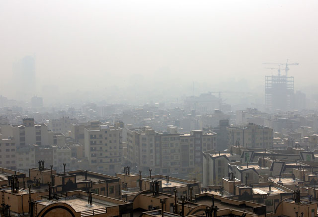 A general view taken from northern Tehran shows a blanket of smog covering the city as heavy pollution hit the Iranian capital on Sunday (AFP photo)