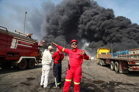 Thick, black smoke rises as rescuers arrive near the source of an explosion at the Shahid Rajaee port dock southwest of Bandar Abbas in the Iranian province of Hormozgan on April 26, 2025 (AFP photo)