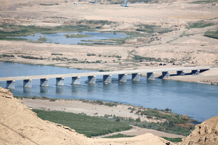 A bridge spans the Tigris River near the Makhoul Dam site, in northern Iraq's Salaheddine province, on November 1 (AFP photo)