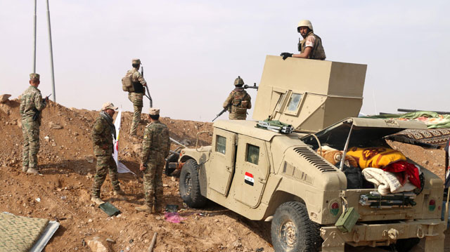 Iraqi forces stand guard near Al Qaim border crossing between Syria and Iraq on November 8 (AFP photo)